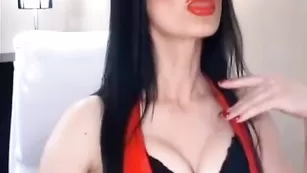 DonnaKarina сучка с большими сиськами дрочит пизду