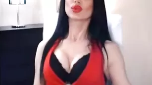 DonnaKarina сучка с большими сиськами дрочит пизду