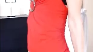 DonnaKarina сучка с большими сиськами дрочит пизду