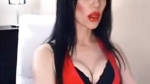 DonnaKarina сучка с большими сиськами дрочит пизду