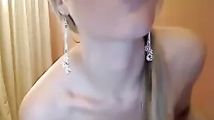 LoliMoli красиво раздеваются на камеру