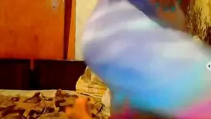 demetrags позирует на камеру, обнажая свое сексуальное тело