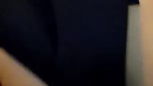 Пикантная дамочка нежно мастурбирует киску