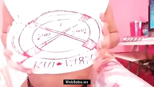 нетерпеливая PinkAndre трахает себя за компом