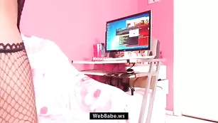 нетерпеливая PinkAndre трахает себя за компом