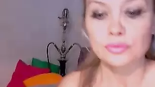 Импозантная малышка 000maryxxx писает и теребит киску