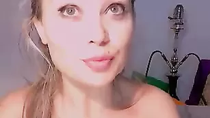 Импозантная малышка 000maryxxx писает и теребит киску