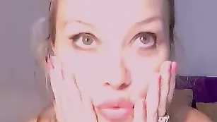 Импозантная малышка 000maryxxx писает и теребит киску