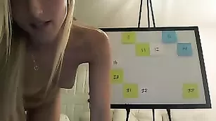Захватывающая шкура ParisLovely позирует обнаженная