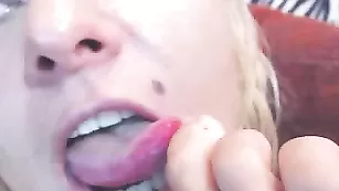 Светлая бабища RaisaWetsX хвастается раздолбанными дырками