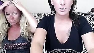 Сексуальные девушки Lilsexymommy ласкают крупные сиськи