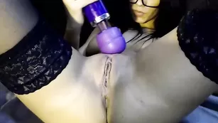Очаровательная девка Evelyne92 яро дрочит писю