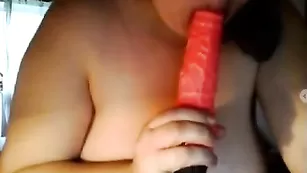 Толстенькая барышня kisaket2014 облизывает дилдо