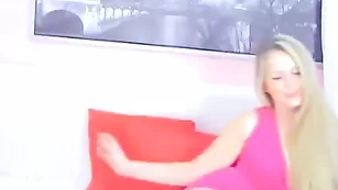 Прелестная чикса Katelyn разделась и по дрочила киску