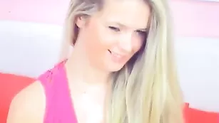 Прелестная чикса Katelyn разделась и по дрочила киску