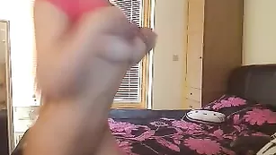 Очаровательная самка Stacy_Doll блаженно двигается перед камерой