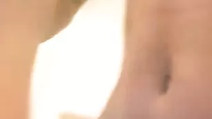 Молодая кокетка Suzydrunk пальчиками ласкает пилотку