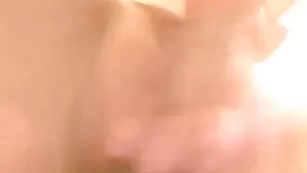 Молодая кокетка Suzydrunk пальчиками ласкает пилотку