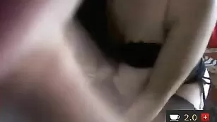 Шикарная курва elenaxxx исполняет глубокий фистинг