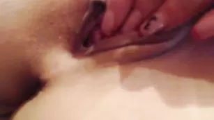 Пошлая курва Tessnaughty эффектно дрочит пизду