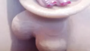 Пошлая курва Tessnaughty эффектно дрочит пизду