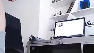 sweetpuma13 вертит попкой