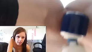 Шикарная курва KatieDahrk мастурбирует пизду вибратором