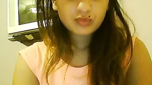 Молодая индуска M0nyss ласкает киску