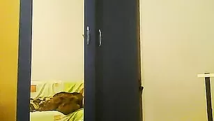 Молодая индуска M0nyss ласкает киску