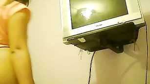 Молодая индуска M0nyss ласкает киску