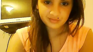 Молодая индуска M0nyss ласкает киску