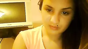 Молодая индуска M0nyss ласкает киску