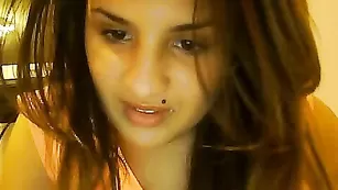 Молодая индуска M0nyss ласкает киску