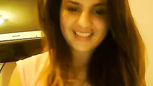 Молодая индуска M0nyss ласкает киску