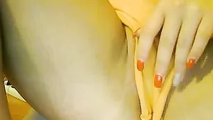 Молодая индуска M0nyss ласкает киску