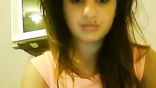 Молодая индуска M0nyss ласкает киску