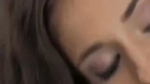 Красивая Яна трахается в обе щелки