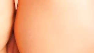 Фантастичная малышка Alivefantasy трахает себя стеклянным хером