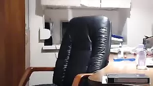 Смазливая блонда AnnFairyTale показывает сиськи