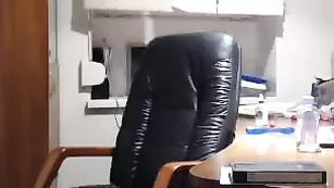 Смазливая блонда AnnFairyTale показывает сиськи