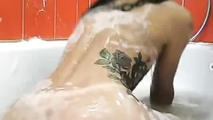 Удивительная дама Aspasia моется в ванне