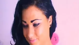 Горячая брюнеточка DeviousAngel удивляет большими титьками