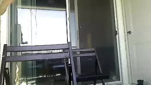 Ясная брюнеточка MandyMetal трахает киску пальчиками