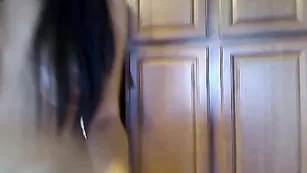 Ясная брюнеточка MandyMetal трахает киску пальчиками