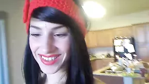 Ясная брюнеточка MandyMetal трахает киску пальчиками