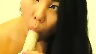 AsianSugarBabe азиатка сосет член