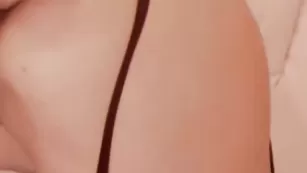 Стерва стоит раком Kirasexx и наяривает анус