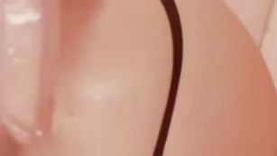 Стерва стоит раком Kirasexx и наяривает анус