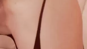 Стерва стоит раком Kirasexx и наяривает анус