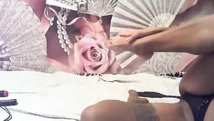 Пикантная дама velikaya показывает сочный зад